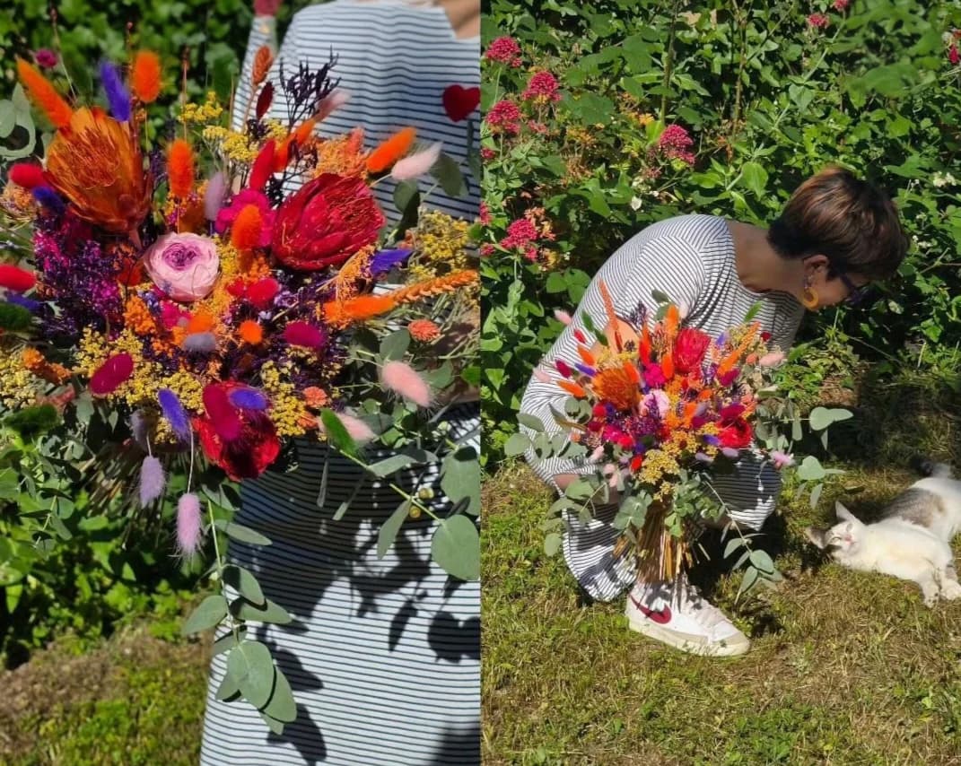 Diptyque montrant un bouquet champêtre rouge, rose, orange et violet, puis Cathy avec ce bouquet dans un jardin près d'un chat