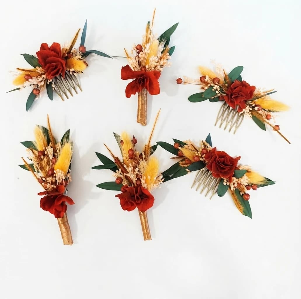 Ensemble d'accessoires floraux de mariage en fleurs séchées rouges, jaunes et vertes, avec peignes et boutonnières